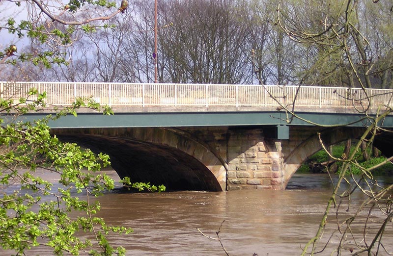 Shincliffe_Bridge_during_flood-16th_April_2005